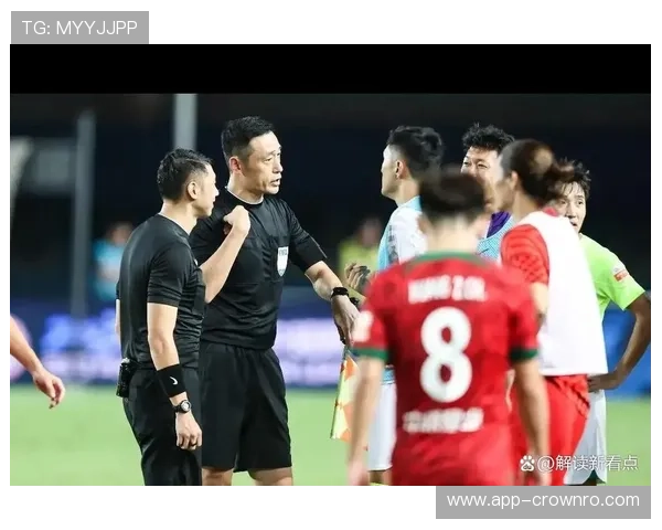 VAR争议引发判罚标准不一:裁判何时应坚持现场判决? VAR争议引发判罚标准不一:裁判何时应坚持现场判决?