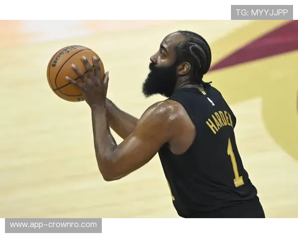 哈登靠挡拆制造错位，较库里更倚重单打拉开空间