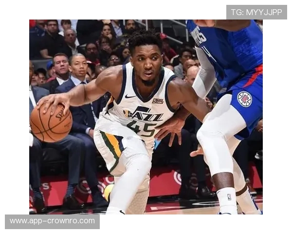 凯德·坎宁安突破创造多次得分机会，提升球队关键时刻进攻效率