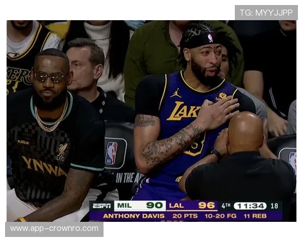 篮下封锁制造错位压制对手内线，拉塞尔造就11冠