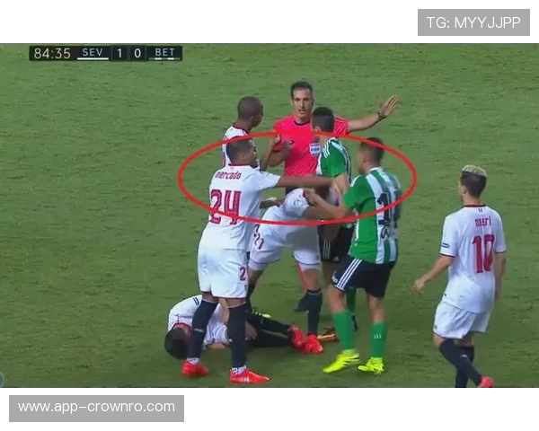 多名球员冲突时裁判如何判罚才符合法规？规则详解