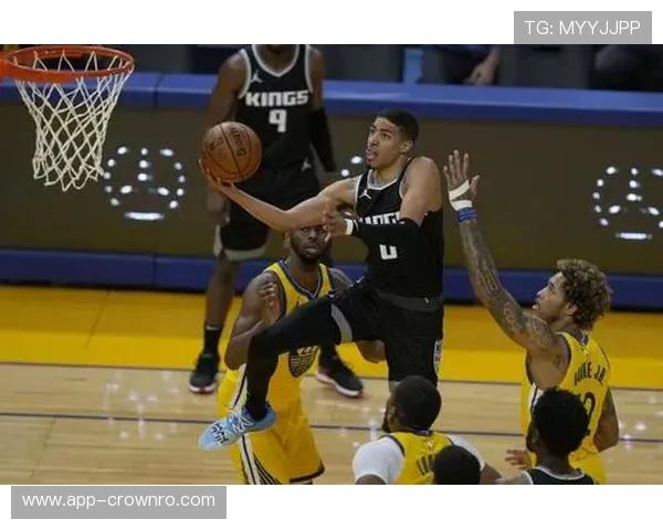 哈利伯顿挡拆制造错位效率提升显著，增强国王组织核心作用