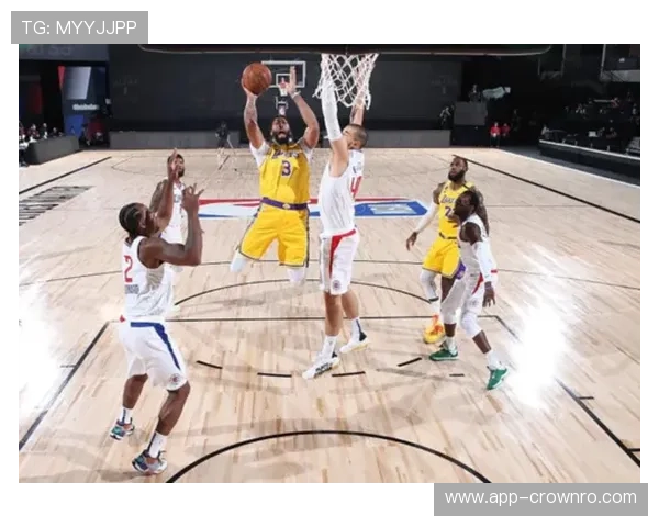 巴恩斯利用无球跑动拉开空间提升球队进攻效率