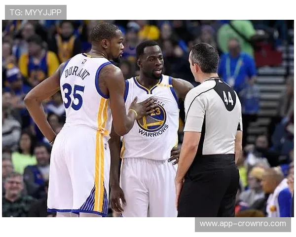 格林挡拆制造错位效率提升，助勇士防守反击加速